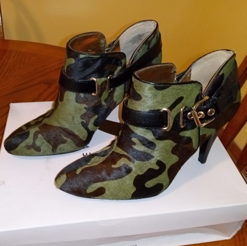 Ladies Nine West Camouflage Green & Black Booties ,6M